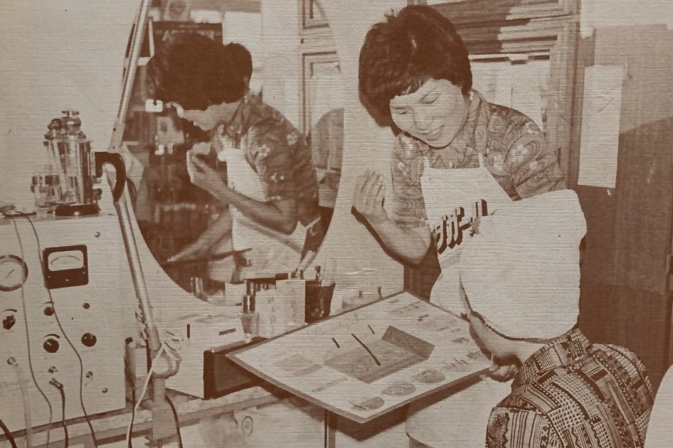 1970年　　女性　カウンセリング中